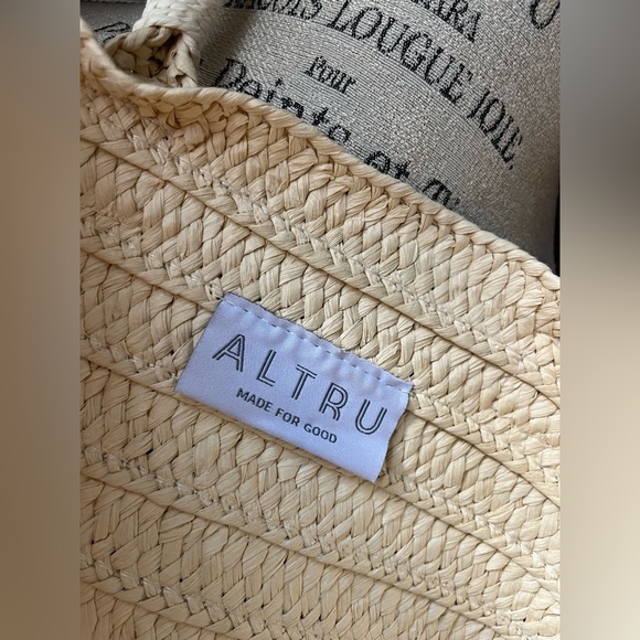 Like New Altru 100% Paper Straw Tote Bag - Picture 8 of 16